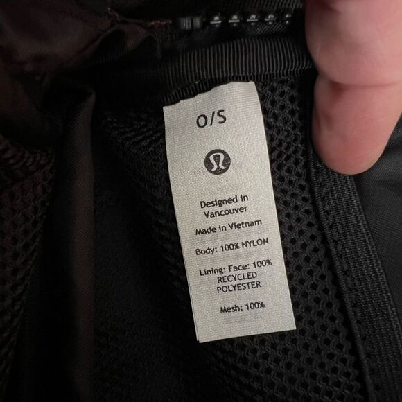 Lululemon Everywhere Belt Bag 1L (the smaller)-Black/Gold-NEW!! - Picture 2 of 8